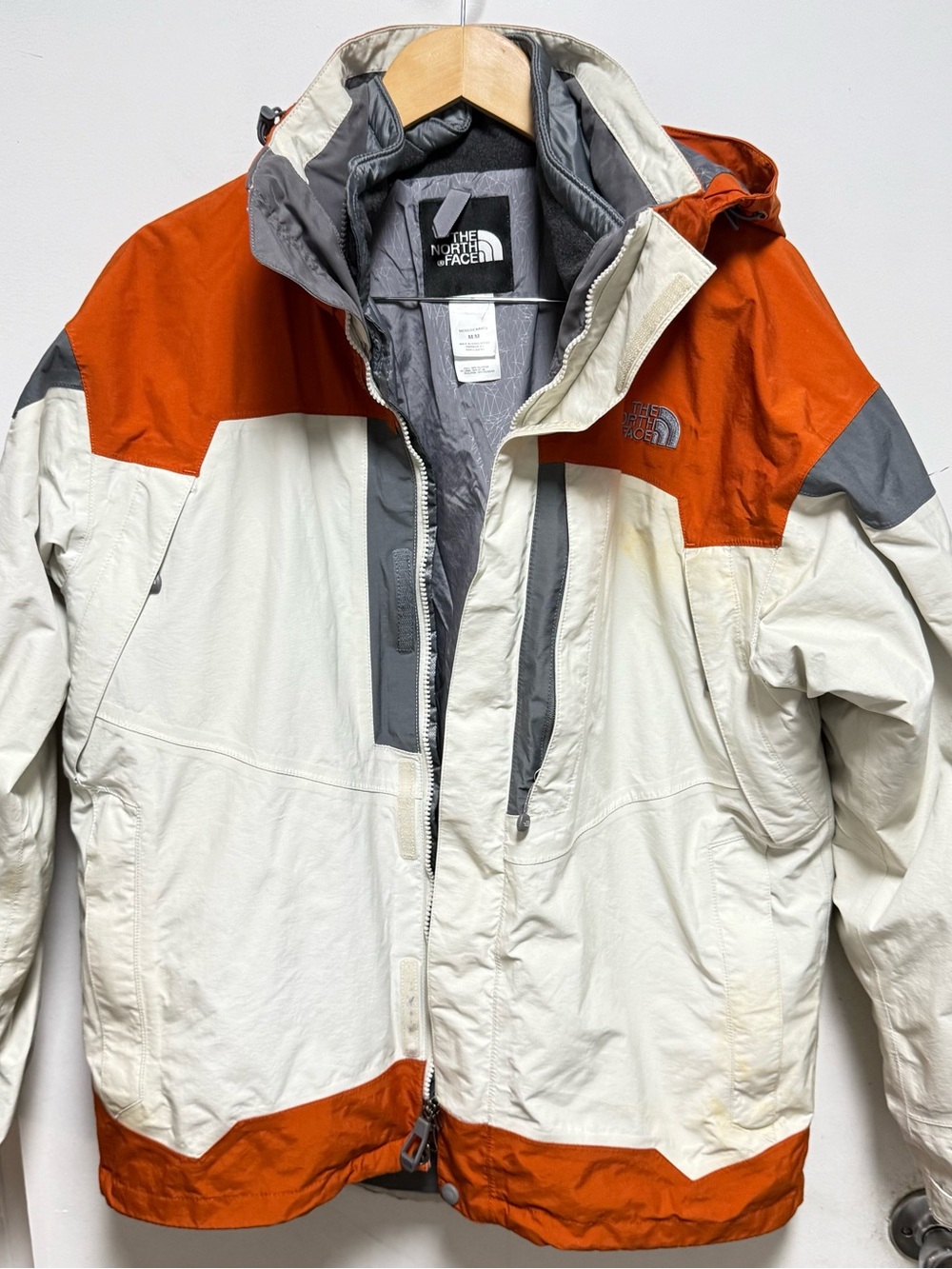 This is a The North Face Hyvent 3-in-1 insulated snow jacket in a white, orange - Picture 3 of 16